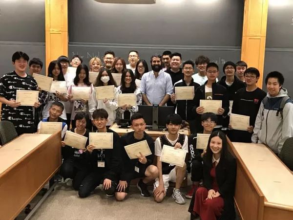 哈佛游学证书合影.jpg