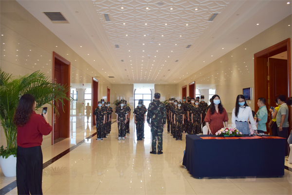 00家长拍照.jpg 00家长拍照.jpg